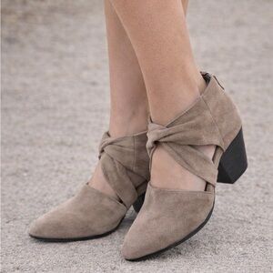 Eileen Fisher Taupe Mary Pump - Italian Suede - Block Heel - Womens 7 - NWOT